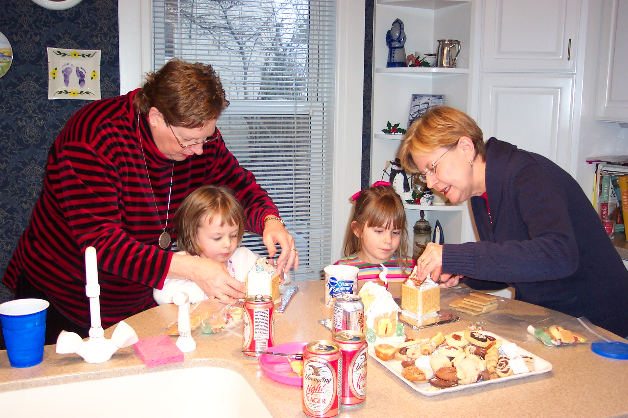 Makinggingerbreadhouses.jpg