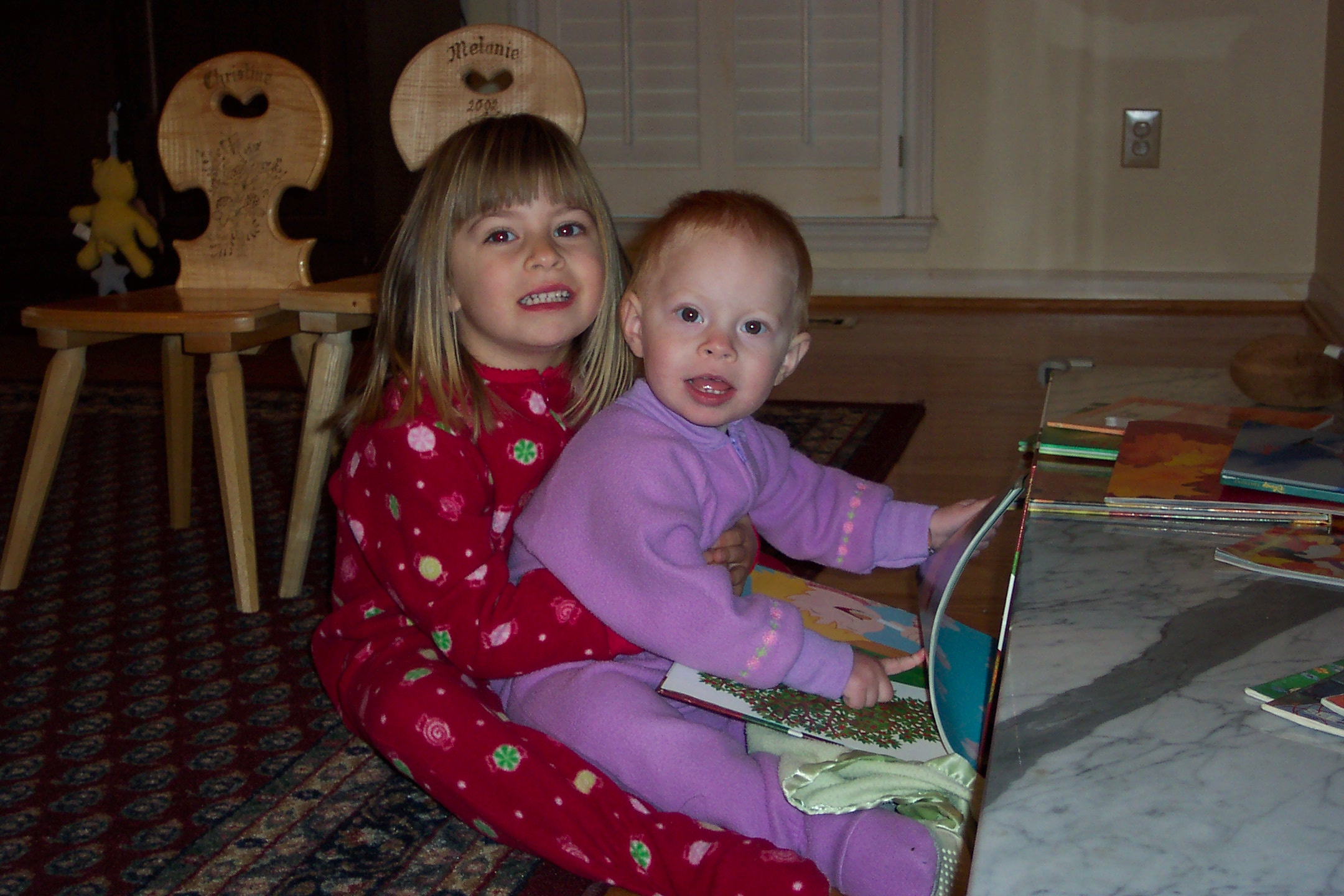 Readingwithmysister.jpg